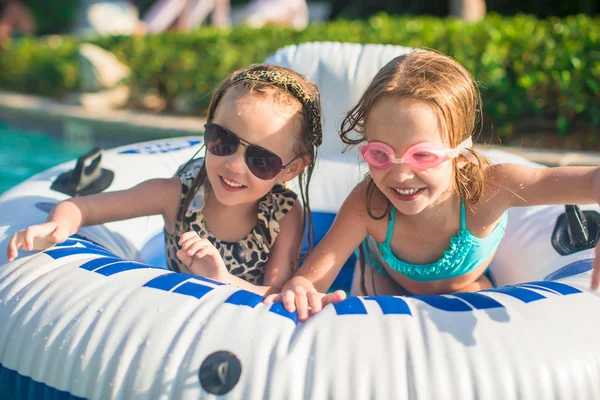 Маленькі чарівні дівчата купаються у басейні — стокове фото