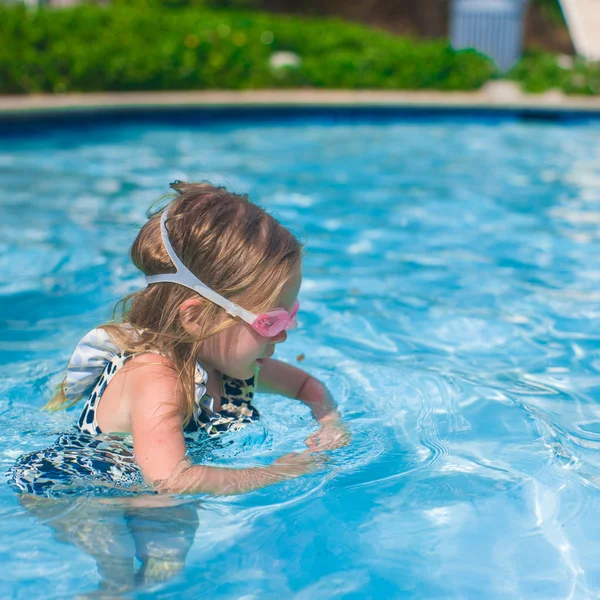 Küçük kızın profil zevk yüzme havuzunda — Stok fotoğraf