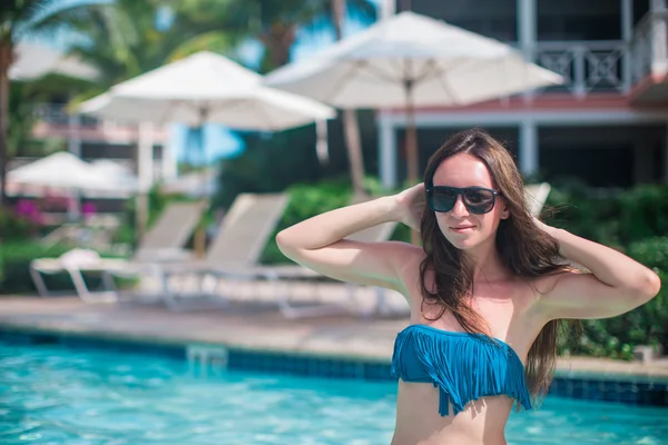 Joven hermosa mujer disfrutando de vacaciones en la piscina — Foto de Stock