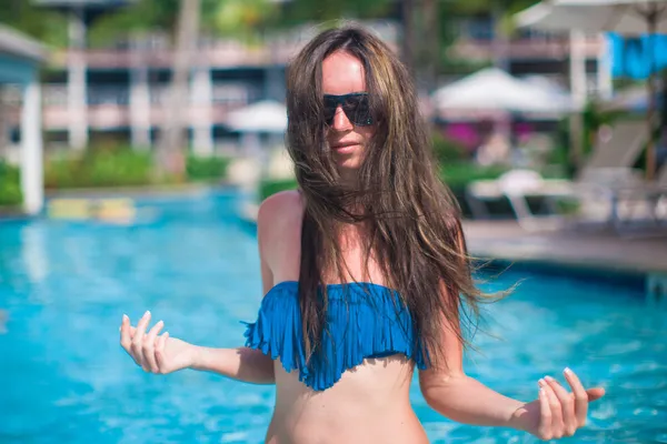 Jovem mulher bonita desfrutando de férias na piscina — Fotografia de Stock