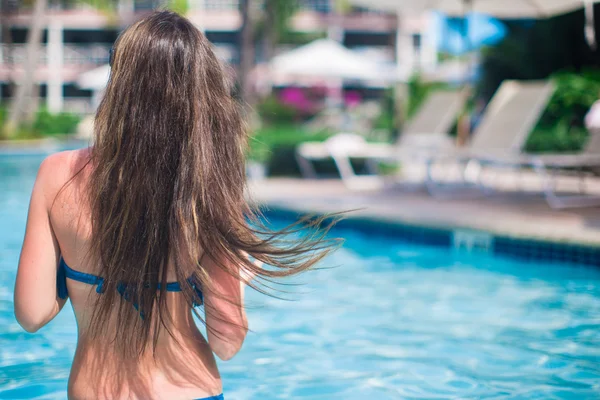 Mujer joven disfrutando de vacaciones en la piscina — Foto de Stock