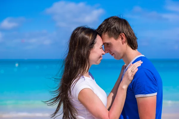 Feliz jovem casal desfrutando de férias de verão na praia tropical — Fotografia de Stock