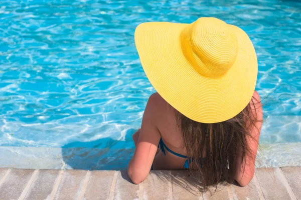 Junge schöne Frau entspannt sich im Schwimmbad — Stockfoto