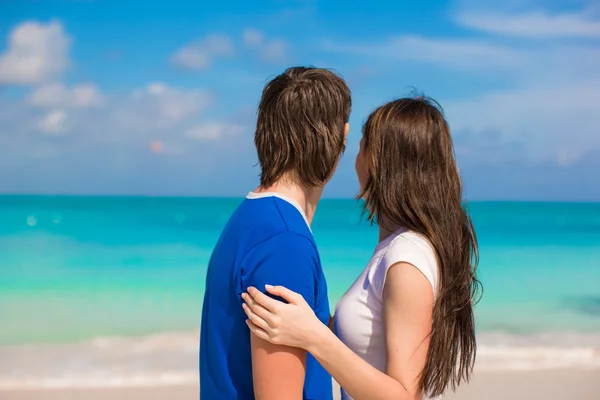 Gelukkige jonge paar genieten zomervakantie op tropisch strand — Stockfoto