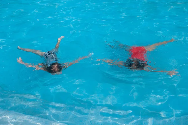 Petites filles adorables nager dans la piscine — Photo