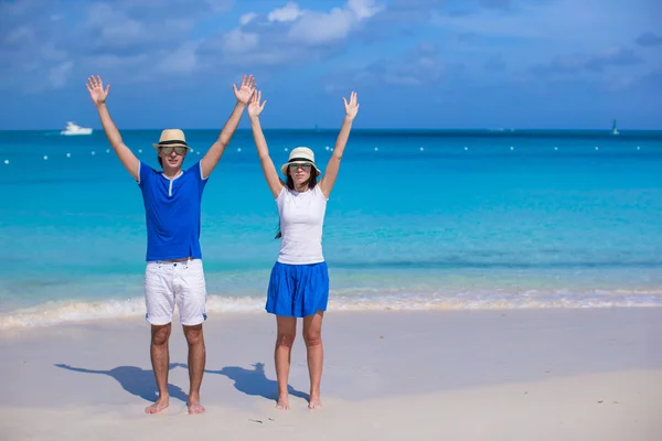 快乐对年轻夫妇在加勒比地区度假有乐趣 — 图库照片
