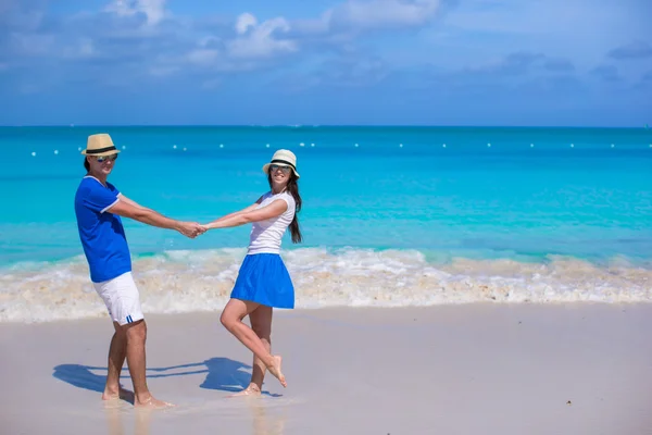 Jonge gelukkige paar veel plezier op strandvakantie — Stockfoto