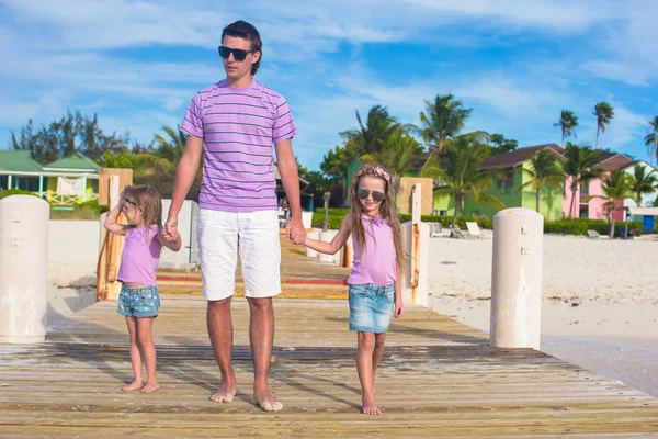 Father and kids walking on wooden dock during beach vacation — Stock Photo, Image