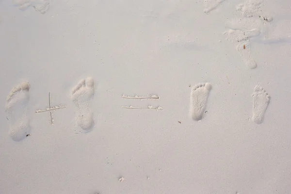 Fußabdrücke der Familie am weißen Sandstrand — Stockfoto