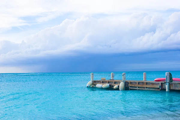 Προβλήτα τέλεια παραλία στο νησί της Καραϊβικής στα Τερκς και Κέικος — Φωτογραφία Αρχείου