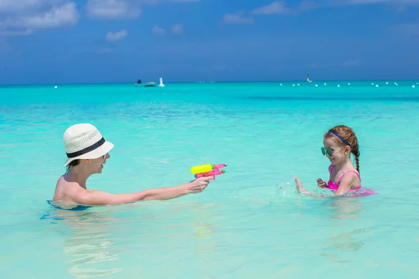 Familia feliz en la playa tropical divirtiéndose — Foto de Stock