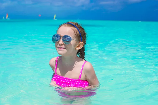 Adorable niña en el mar en vacaciones de playa tropical —  Fotos de Stock