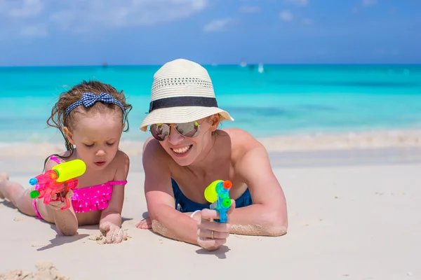 Gelukkig moeder en meisje in tropisch strand plezier — Stockfoto