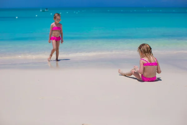 Małe słodkie dziewczyny spaceru wzdłuż piaszczystej plaży i zabawy — Zdjęcie stockowe