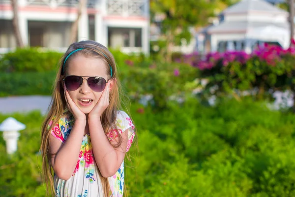 Sorpresa bambina in vacanza estiva — Foto Stock