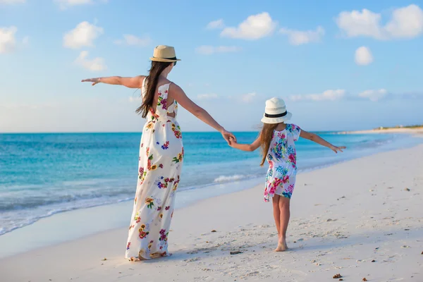 Güzel anne ve sevimli küçük kızını yaz tatilinin keyfini çıkarın — Stok fotoğraf