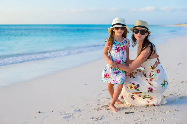 Moeder en haar schattige kleine meisje genieten van de zomervakantie — Stockfoto