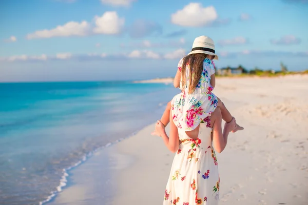 Moeder en haar dochtertje wandelen op tropisch strand — Stockfoto