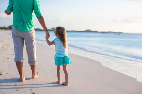 Lycklig far och hans söta lilla dotter på stranden — Stockfoto