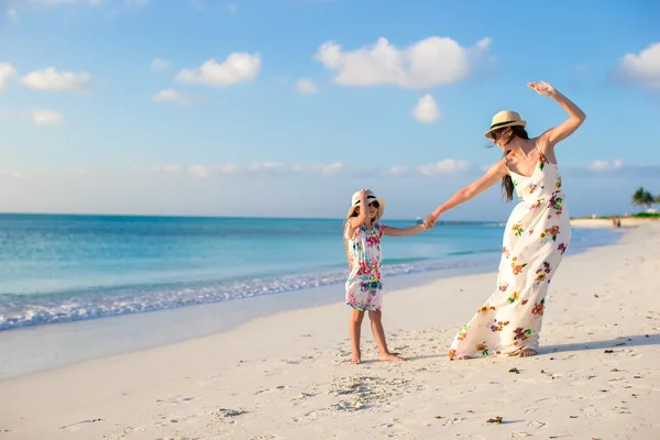 Happy matka a malé roztomilé děvče si letní dovolenou — Stock fotografie