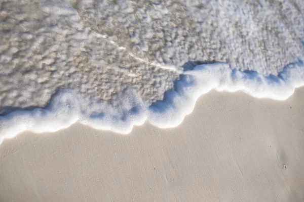 Hintergrund tropischer weißer Sand mit karibischer Meereswelle — Stockfoto