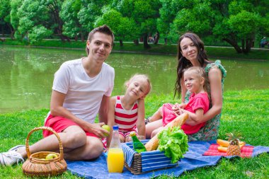 Parkta piknik yapmak mutlu bir aile