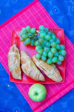 piknik sepeti meyve, ekmek ve beyaz şarap ile