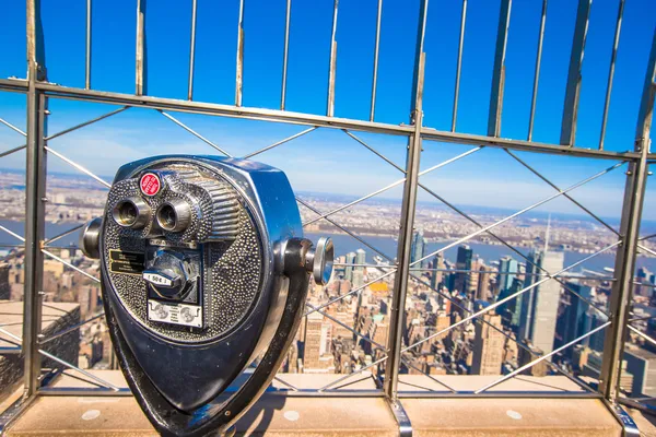 Openbare telescoop wees op manhattan gebouwen — Stockfoto