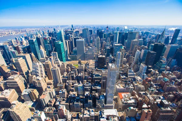 New york city manhattan panorama luchtfoto met skyline bij zonsondergang. — Stockfoto