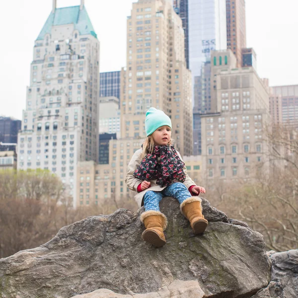 Очаровательная маленькая девочка в Центральном парке Нью-Йорка — стоковое фото