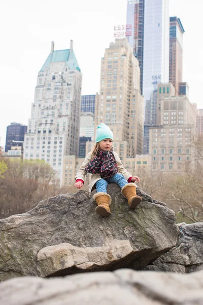 可爱的小女孩，在纽约中央公园 — 图库照片