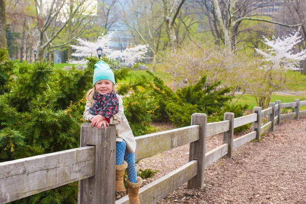 Adorable niñita en Central Park en la ciudad de Nueva York — Foto de Stock
