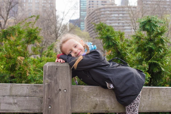 Schattig meisje in central park in new york city — Stockfoto