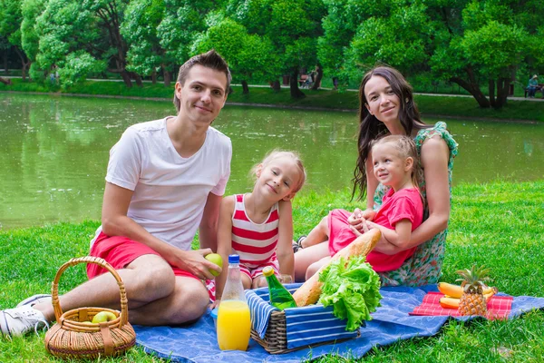 Glückliche Familie picknickt im Park — Stockfoto