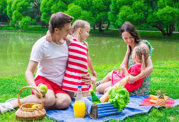 Glückliche Familie picknickt im Park — Stockfoto