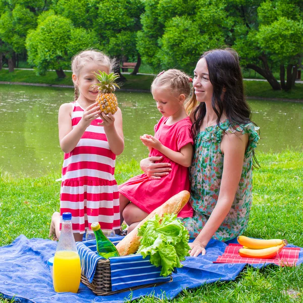 Linda niña y feliz mamá de picnic en el parque —  Fotos de Stock