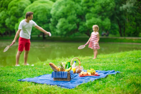 Família feliz piquenique no parque — Fotografia de Stock