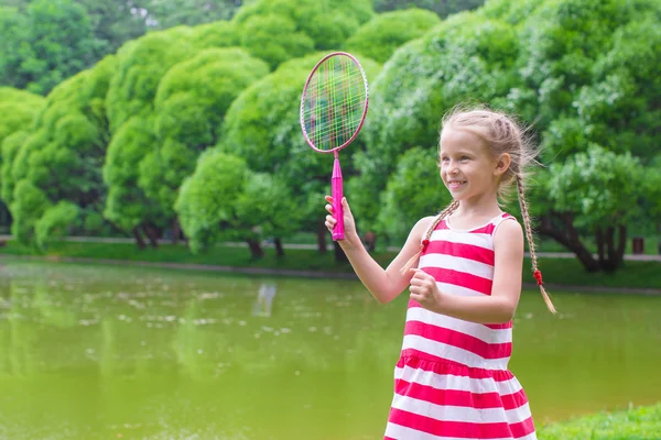 Menina bonito jogar badminton no piquenique — Fotografia de Stock