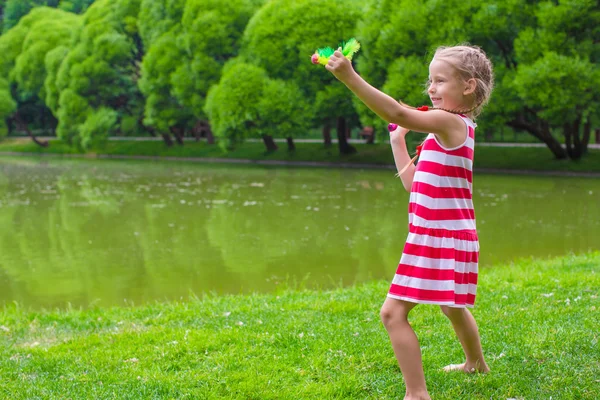 Carino bambina giocare badminton su picnic — Foto Stock