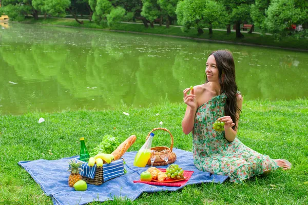 -piknik yapmak ve açık havada rahatlatıcı mutlu kadın