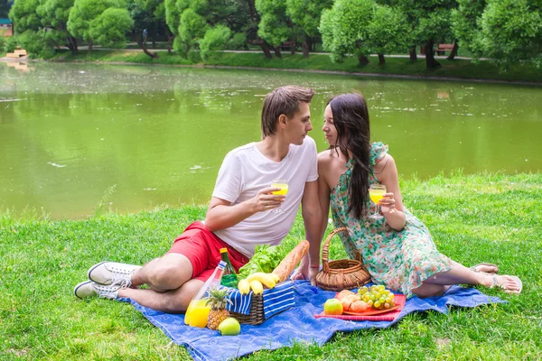 Jong koppel verliefd op een picknick in de buitenlucht — Stockfoto