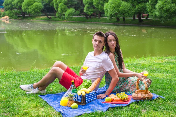 Genç bir çift üzerinde piknik açık havada aşk — Stok fotoğraf