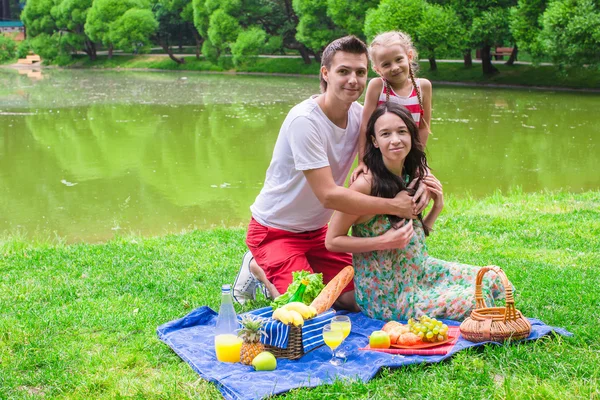 Zadowolony ładny rodziny trzy piknik odkryty — Zdjęcie stockowe