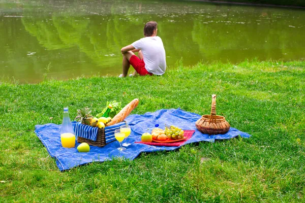 Jonge man op picknick alleen — Stockfoto