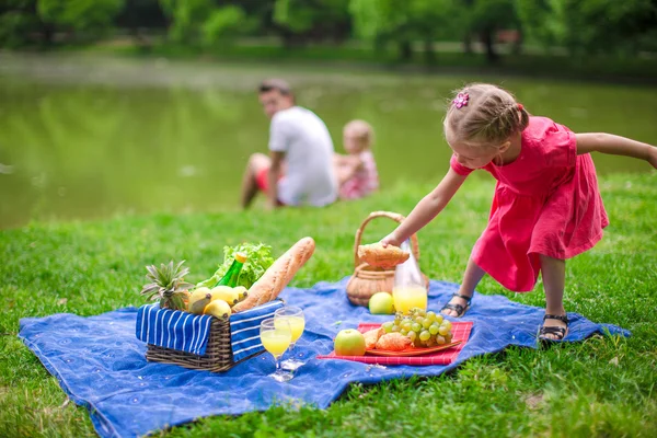 Rozkošná holčička se bavit na piknik — Stock fotografie