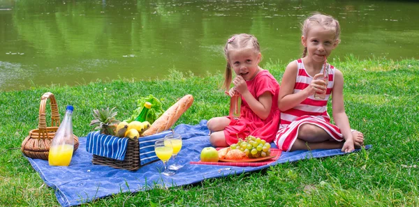 Cute little girls picnicing outdoor — Stock Photo, Image