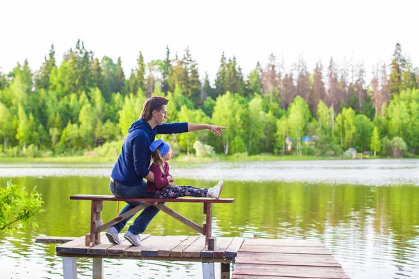 Young father and little girl fishing outdoor — Stock Photo, Image