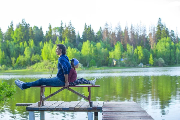 Ung pappa och lilla flicka fiske på sjön — Stockfoto