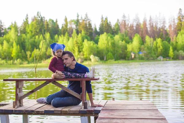 Jeune père et petite fille pêche en plein air — Photo