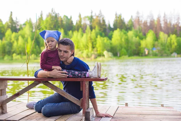 Genç Baba ve küçük sevimli kız nehirde balık tutma — Stok fotoğraf